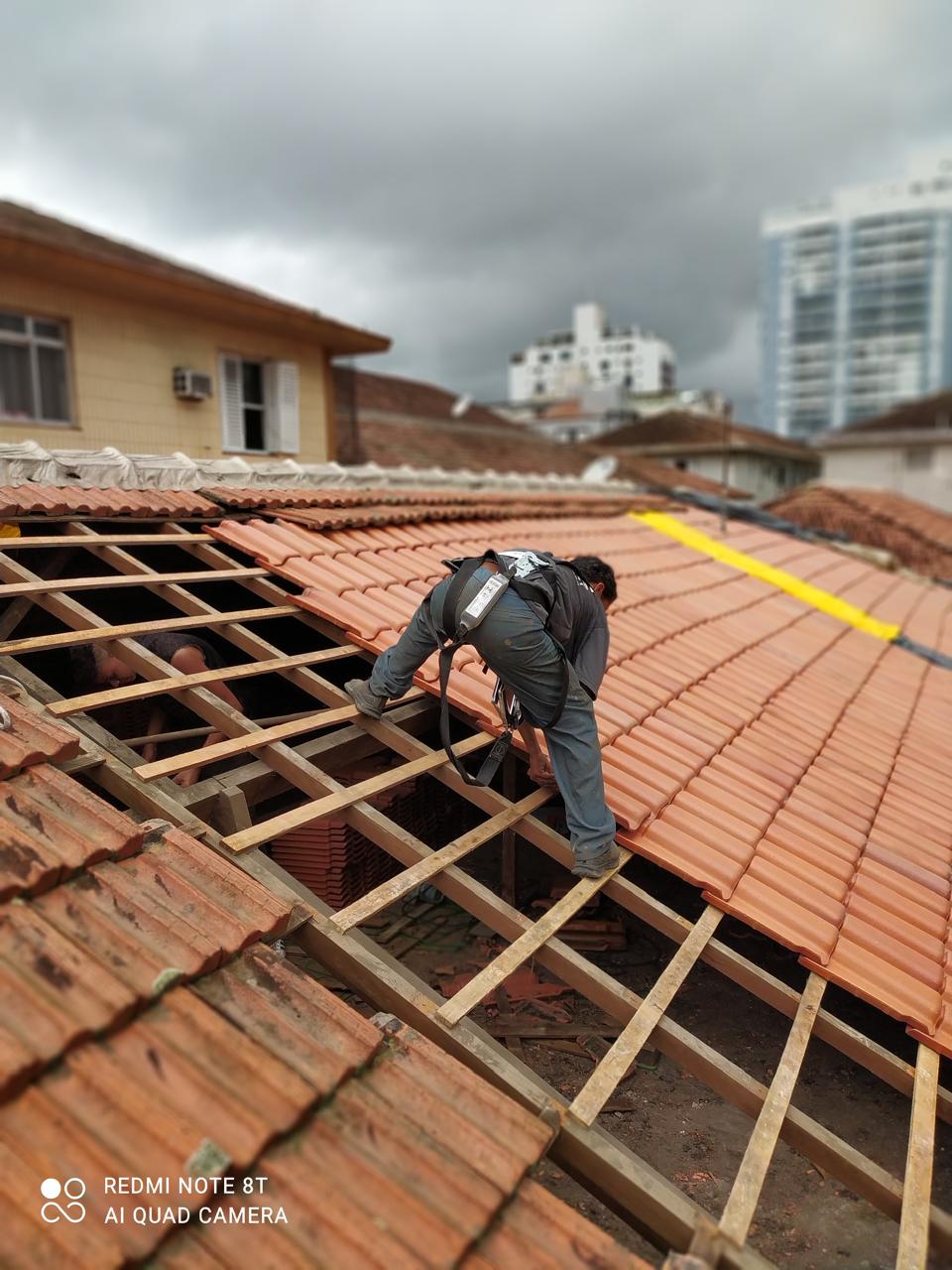 Profissional trabalhando na estrutura de um telhado